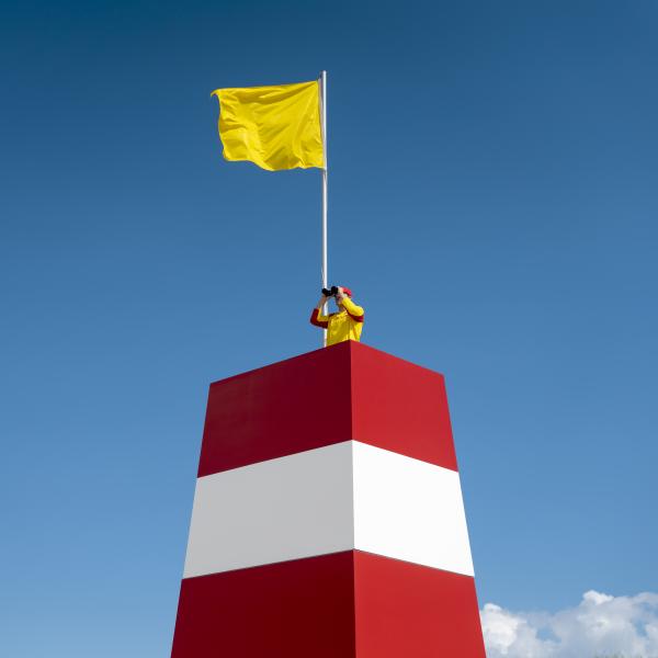 Livredder tårn med flag i toppen