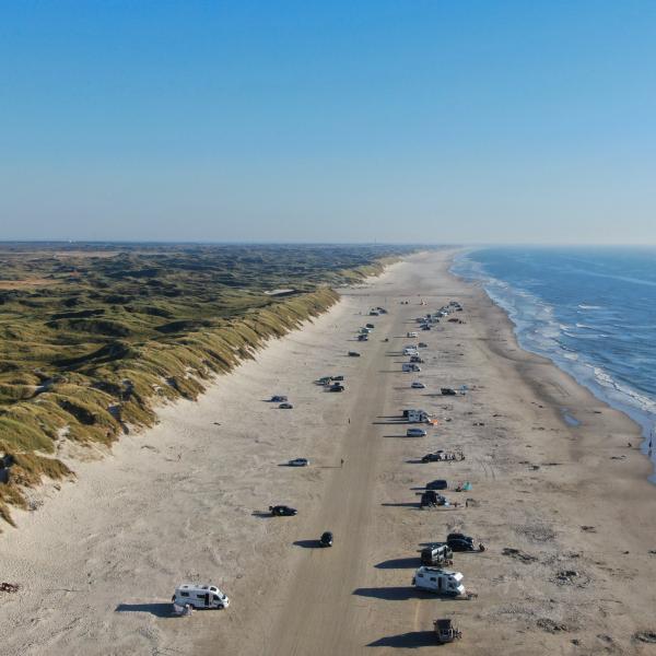 Biler som er parkeret på Vejers Strand