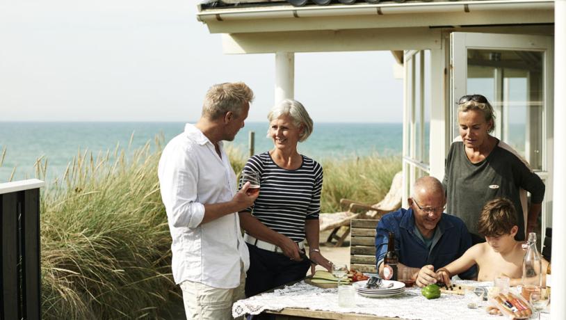 Familie hygge i feriehuset med hav udsigt