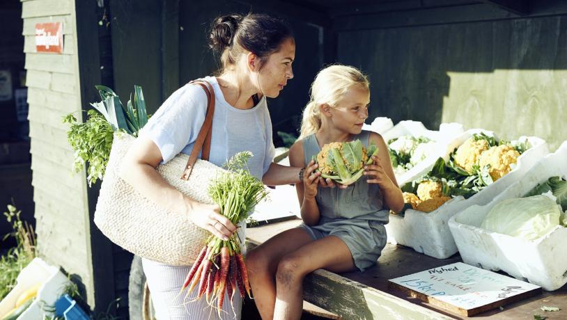 Mor og datter køber grøntsager