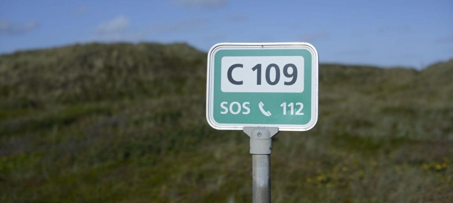 Die Ferienhäuser in den Reihen von Aufgängen ähneln sich sehr und auch diese ähneln sich. Hier kommen die Strandnummern zu ihrem Recht