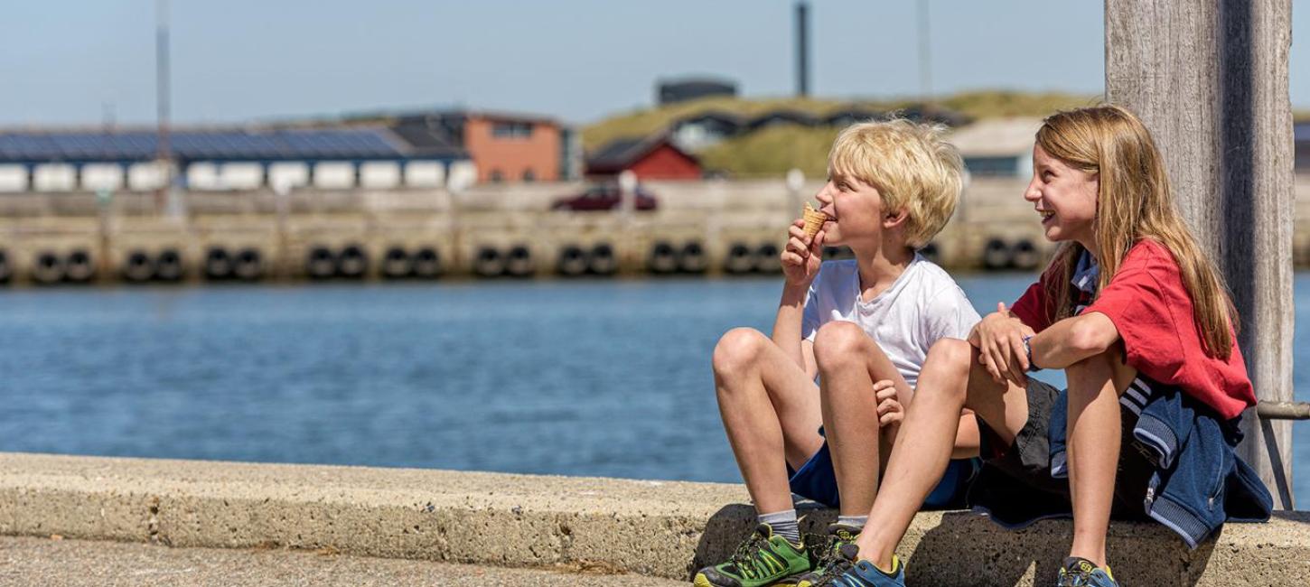 Urlaub und Eis wird genossen am Hafen in Hvide Sande