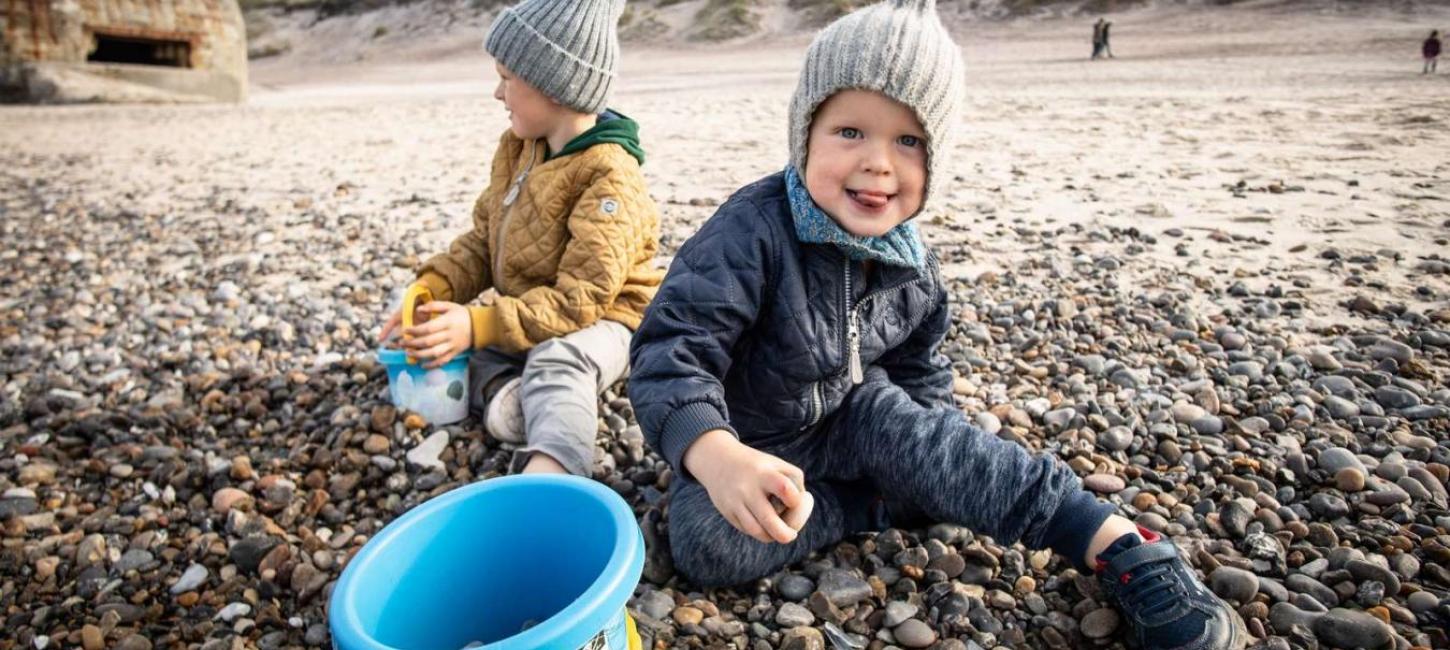 Strand - børn - leg med sten