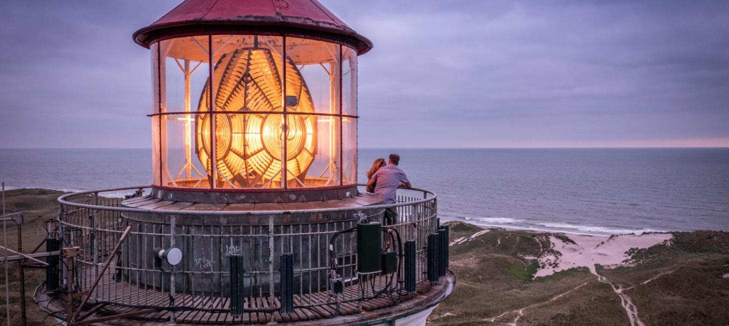 Paar besucht Lyngvig Leuchtturm