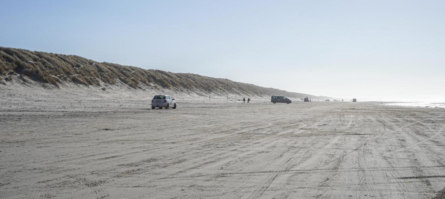 Biler kører på Vejers Strand om foråret