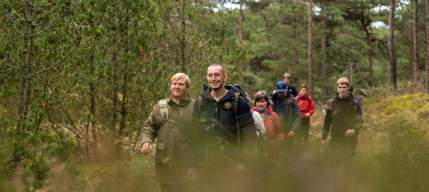 Eine Gruppe bei einer Wanderung im Grünen
