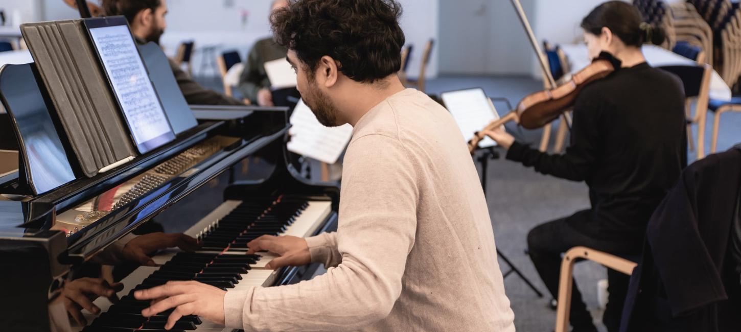 Mand som spiller klaver og kvinde på violin til Hvide Sande Masterclass