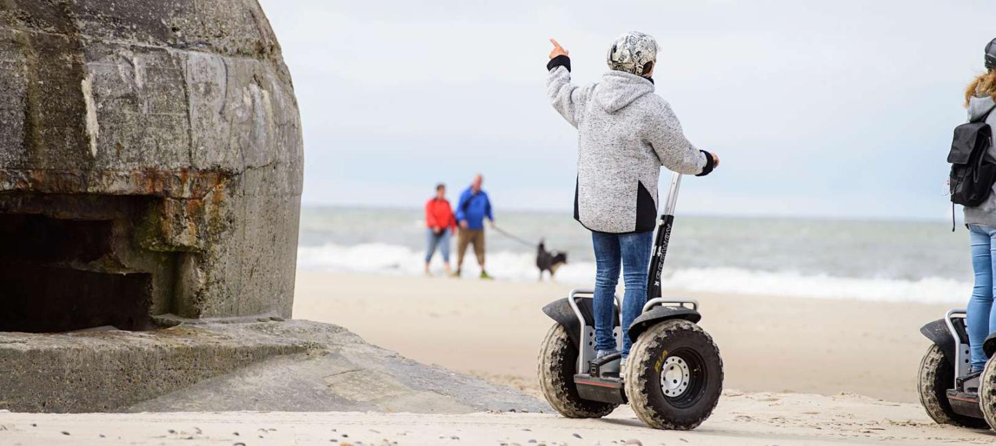 Kvinde på segway tur på stranden i Søndervig