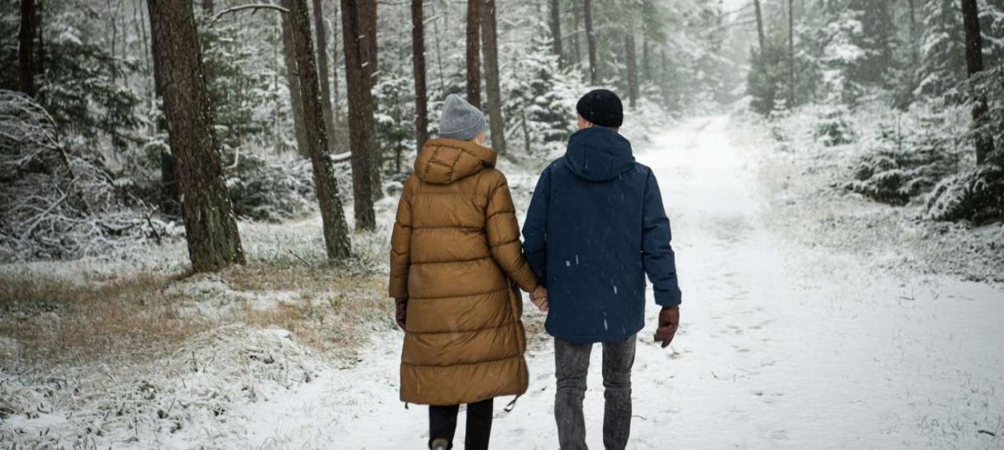 Gåtur i en sneklædt skov