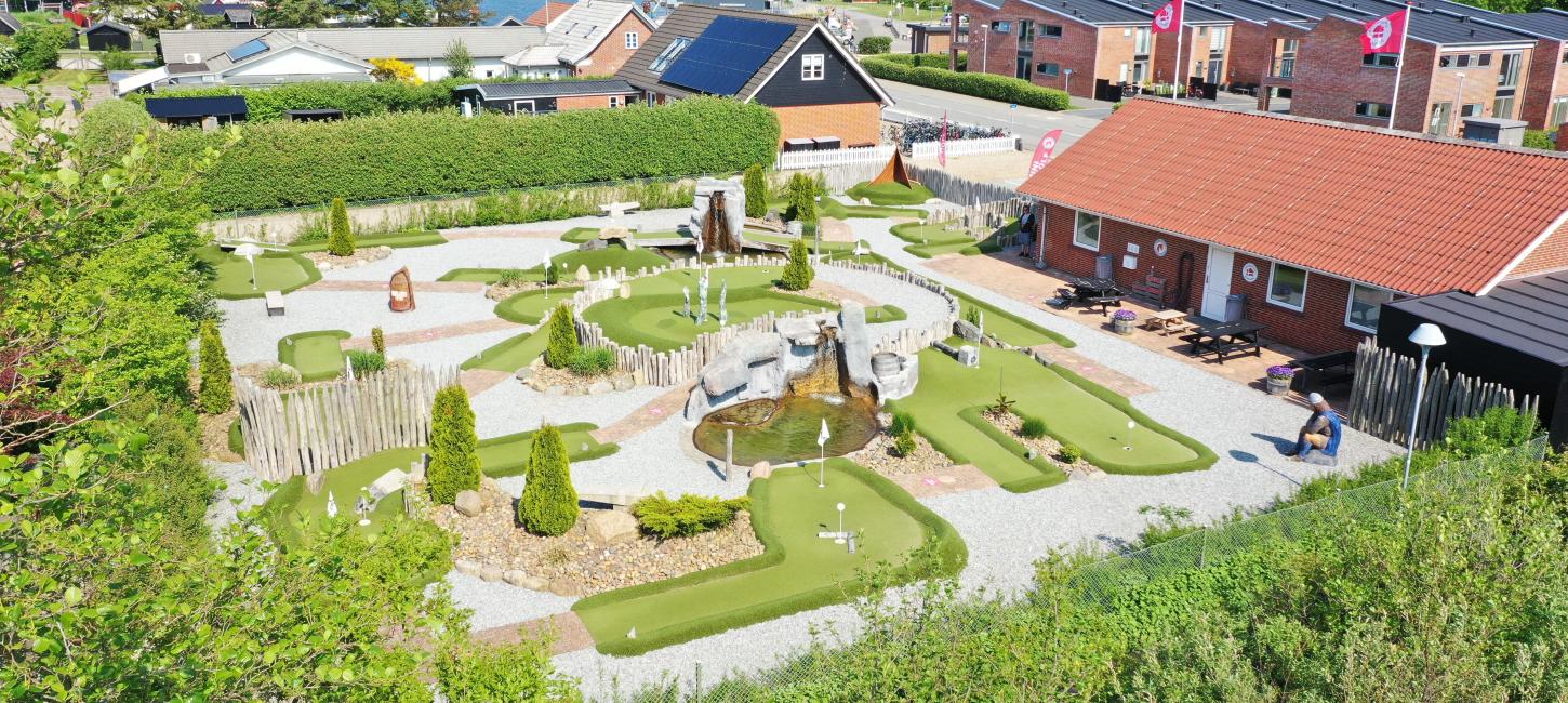 Spil minigolf med familien i Bork Havn