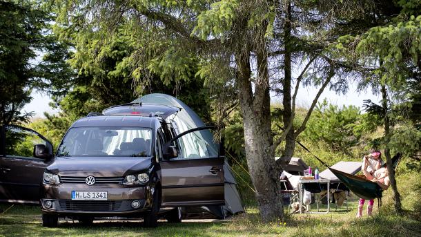 Familie som slår telt op på Vejers Strand Camping