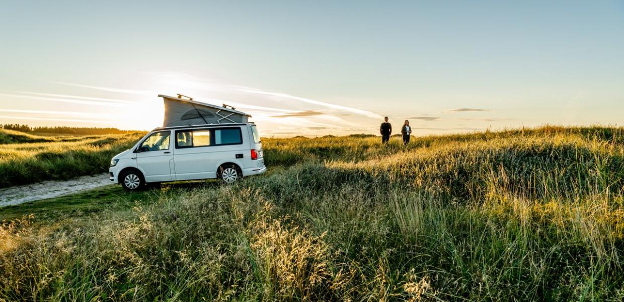 Camping i naturen, vanlife, par