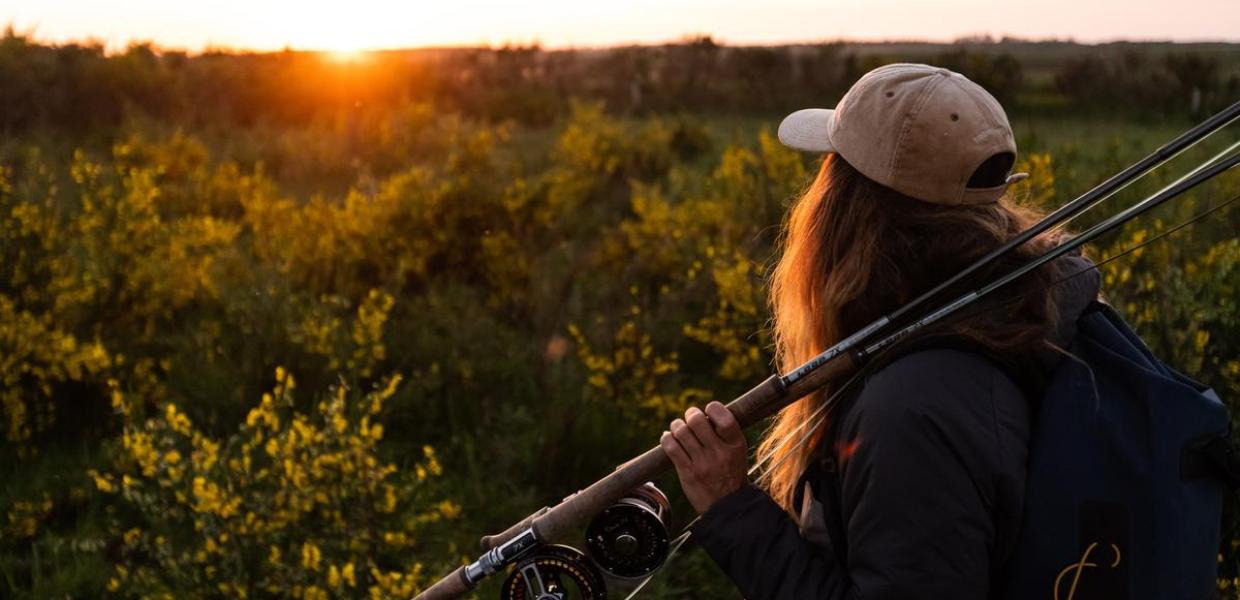 Kvinde med fiskestang ved Skjern Å sol
