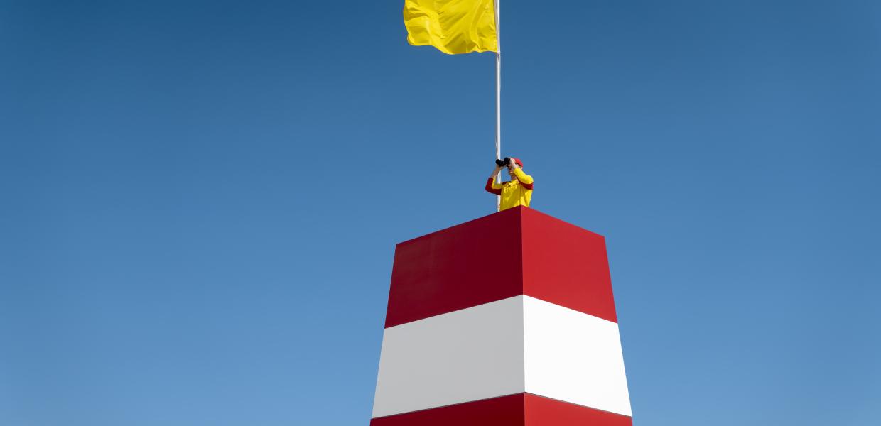 Livredder tårn med flag i toppen