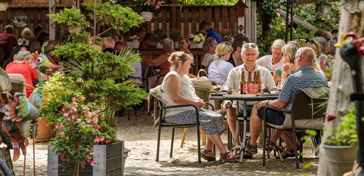 Hyggelig frokost i en gårdhave i Ringkøbing