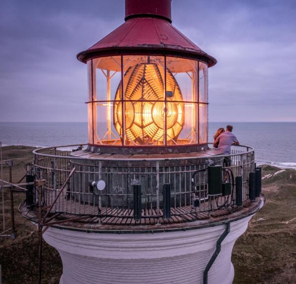 Paar besucht Lyngvig Leuchtturm