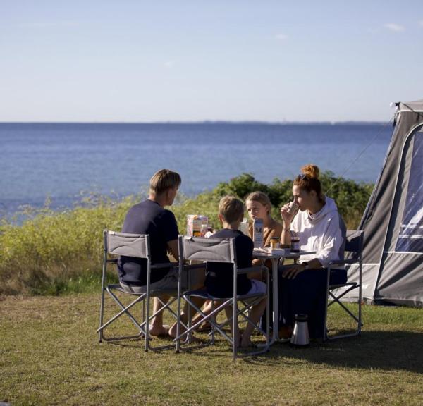  Camping am Wasser, Familie