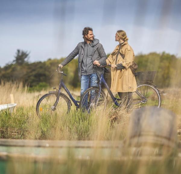 Paar auf Fahrradtour am Ringkøbing Fjord