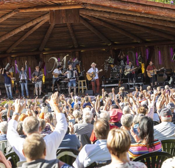 Koncert på scenen i Mariehaven