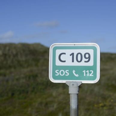 Die Ferienhäuser in den Reihen von Aufgängen ähneln sich sehr und auch diese ähneln sich. Hier kommen die Strandnummern zu ihrem Recht