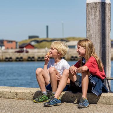 Urlaub und Eis wird genossen am Hafen in Hvide Sande  