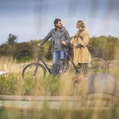 Paar auf Fahrradtour am Ringkøbing Fjord