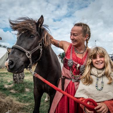 Kvinde pige og en hest på vikingemarked i Bork 