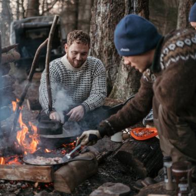 Overnatning udendørs med madlavning over bål