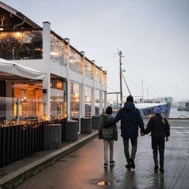 Familie på vinterferie i Hvide Sande