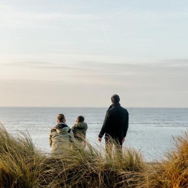 Familie på tur i Blåvand med udsigt over Vesterhavet