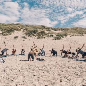 Vesterhavsyoga-hvidesande-corellyoga - Ripstar - foto creativebros
