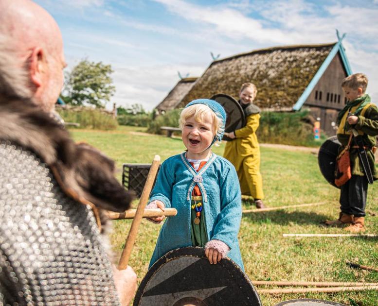 Bork Vikingehavn, Mädchen