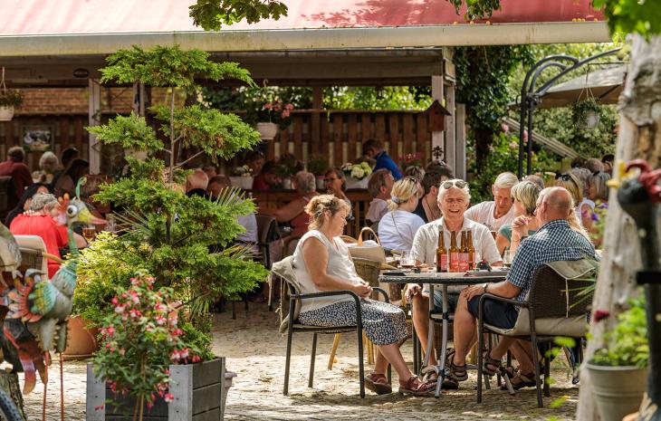 Hyggelig frokost i en gårdhave i Ringkøbing