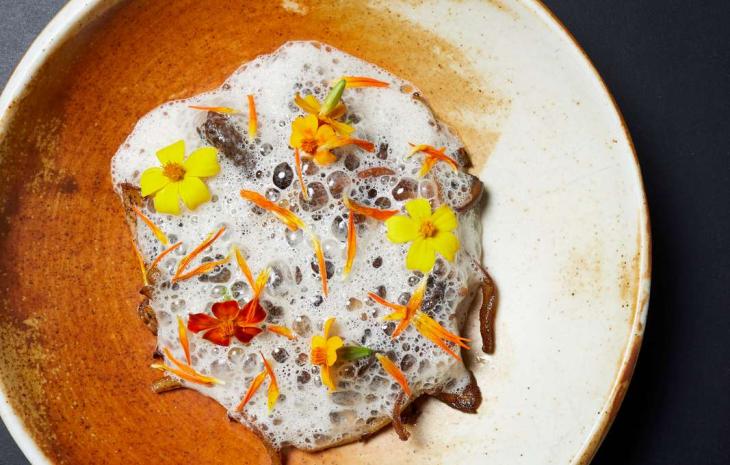 Mad lækker gastro serveret på stentøjstallerken med blomster