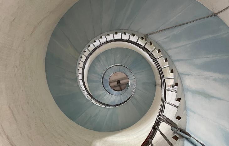 Trappen i Lyngvig Fyr set nedefra